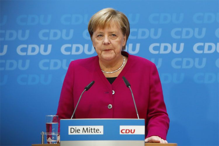 Angela Merkel Berlində səhnəyə çıxmaq istəyərkən yıxılıb - VİDEO
