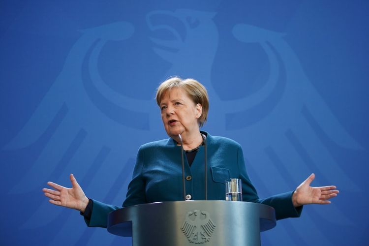 Меркель вернулась на свое рабочее место после домашнего карантина