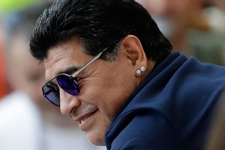 Dieqo Maradona klub prezidentindən maaşların kəsilməsini tələb edib