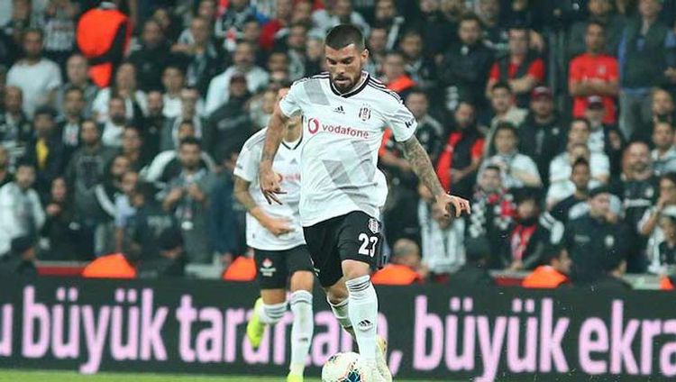 “Beşiktaş” portuqaliyalı müdafiəçi ilə vidalaşıb