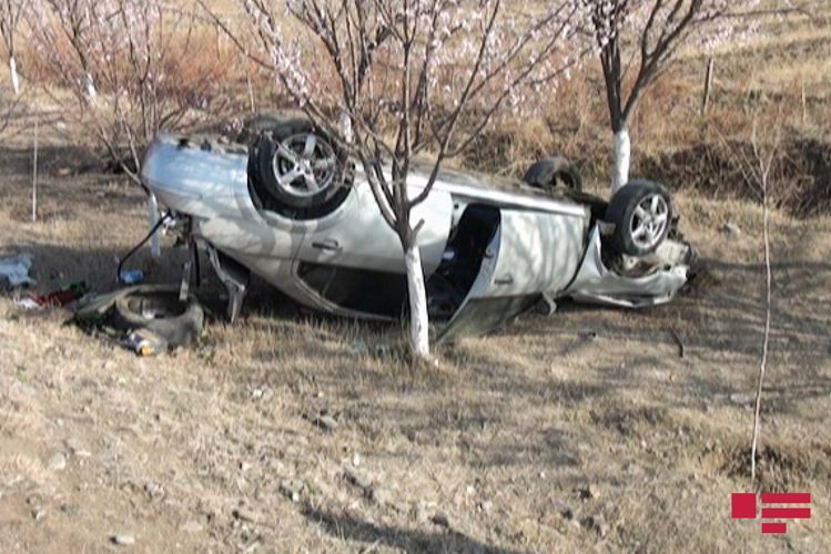 В Физулинском районе перевернулся автомобиль, 2 человека скончались