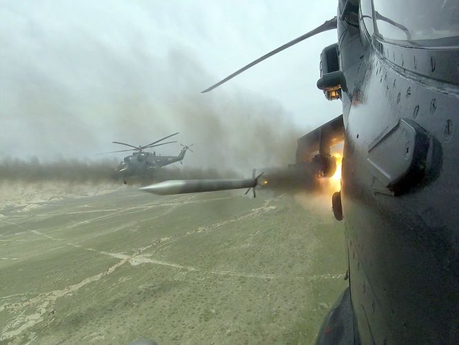 Hərbi Hava Qüvvələrinin helikopter bölmələri uçuş məşqləri keçirir  - VİDEO