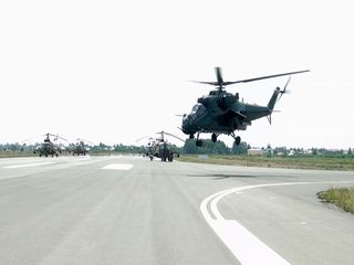 Hərbi Hava Qüvvələrinin helikopter bölmələri uçuş məşqləri keçirir  - VİDEO