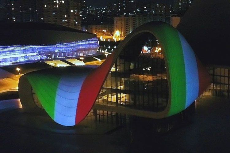 Heydər Əliyev Mərkəzinin binası üzərinə İtaliya bayrağının videoproyeksiyası İtaliyada böyük maraqla qarşılanıb