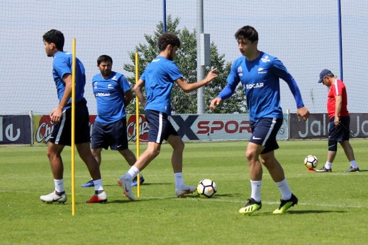 Azərbaycan millisinin baş məşqçisi: "Bəzi klublar futbolçulara fərdi məşq planı verməyib"