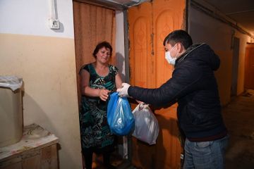 Dövlət Komitəsi və "Azərişıq" məcburi köçkün olan tənha şəxslərə və aztəminatlı ailələrə yardım edib - FOTO
