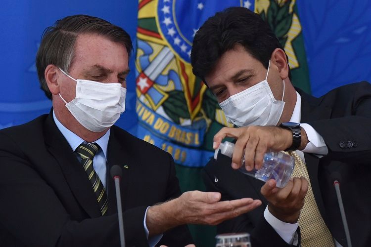 Braziliya prezidenti özünütəcrid siyasətinə görə səhiyyə nazirini istefaya göndərib