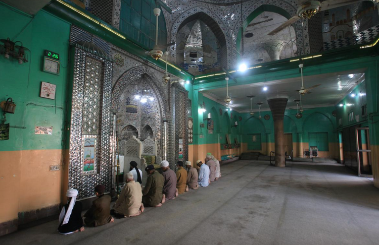 Pakistan lifts limit on mosque congregations as Muslim holy month approaches