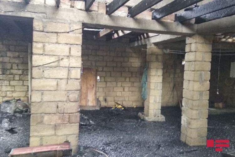 В Нефтчале сгорел одноэтажный дом
