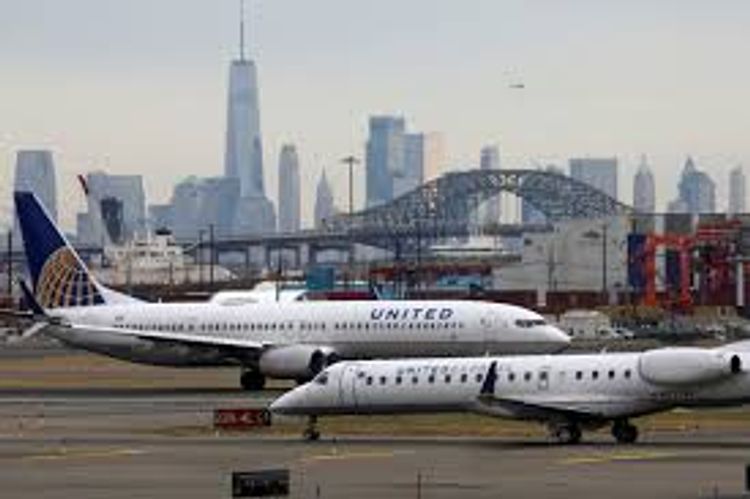 United Airlines sees first-quarter loss of $2.1 billion