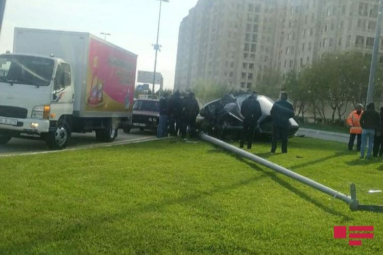 В Баку автомобиль врезался в электрический столб