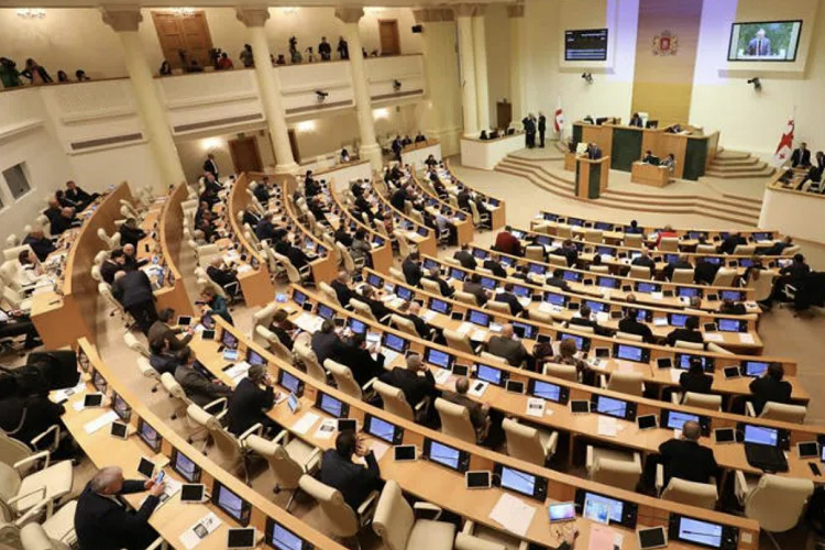 Парламент Грузии поддержал решение президента о продлении режима ЧП