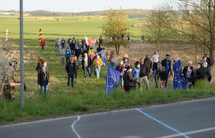 Hundreds protest against lockdown at Polish-German border