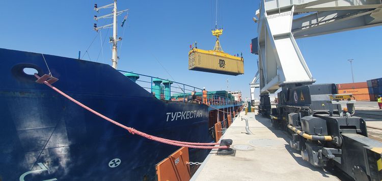Очередной грузовой поезд из Китая в Турцию прошел через Бакинский порт