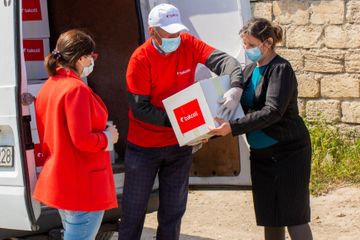 "Bakcell" Binədə yaşayan aztəminatlı ailələrə ərzaq yardımı edib ® - FOTO