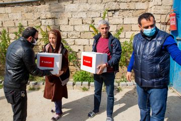 "Bakcell" Binədə yaşayan aztəminatlı ailələrə ərzaq yardımı edib ® - FOTO