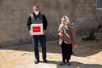 "Bakcell" Binədə yaşayan aztəminatlı ailələrə ərzaq yardımı edib ® - FOTO