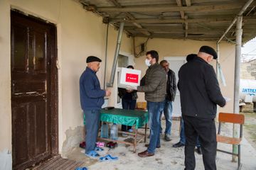 "Bakcell" Binədə yaşayan aztəminatlı ailələrə ərzaq yardımı edib ® - FOTO