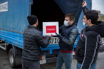"Bakcell" Binədə yaşayan aztəminatlı ailələrə ərzaq yardımı edib ® - FOTO