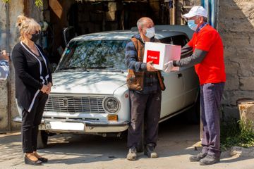 "Bakcell" Binədə yaşayan aztəminatlı ailələrə ərzaq yardımı edib ® - FOTO