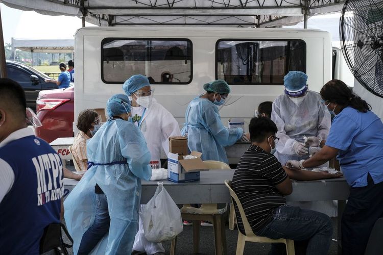 Philippine doctors, nurses urge new COVID-19 lockdowns