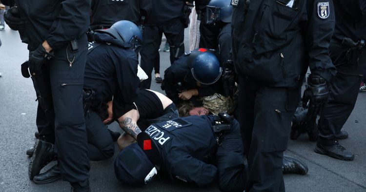 В Берлине в ходе протестных акций пострадали 45 полицейских