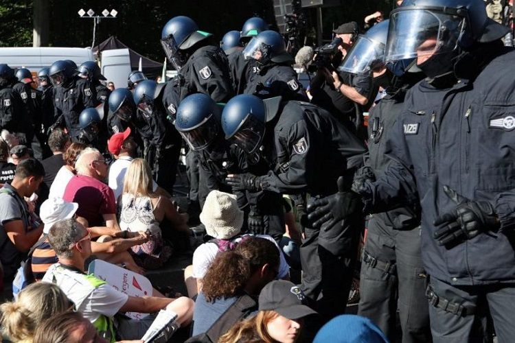 Berlində etiraz aksiyaları zamanı azı 45 polis xəsarət alıb