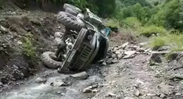В Дагестане с обрыва упал грузовик, в котором были дети