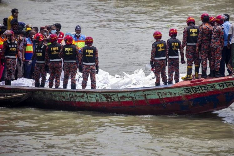 В Бангладеш 17 человек погибли при крушении лодки