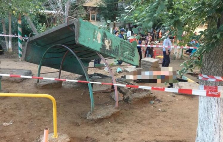 Rusiyada oyun meydançasında beton plitənin aşması nəticəsində uşaq dünyasını dəyişib