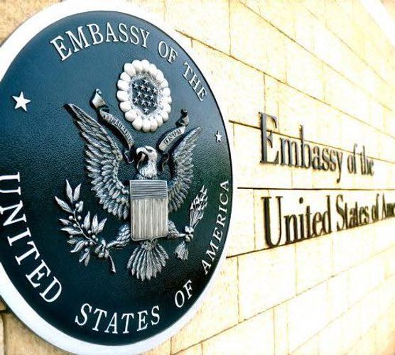 Посольство США начало поэтапное восстановление ежедневных визовых услуг