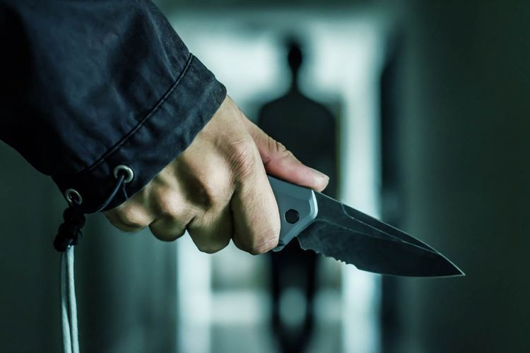В Баку сотрудника полиции ударили ножом в спину