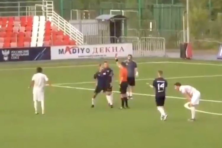 Former football player of Russian national team hits referee on match - VIDEO