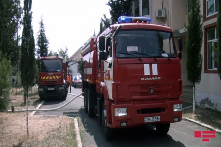 В жилом доме в Баку произошел пожар