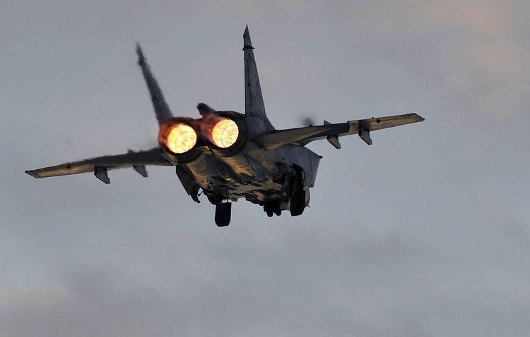 MiG-31 fighter jet makes emergency landing in Perm
