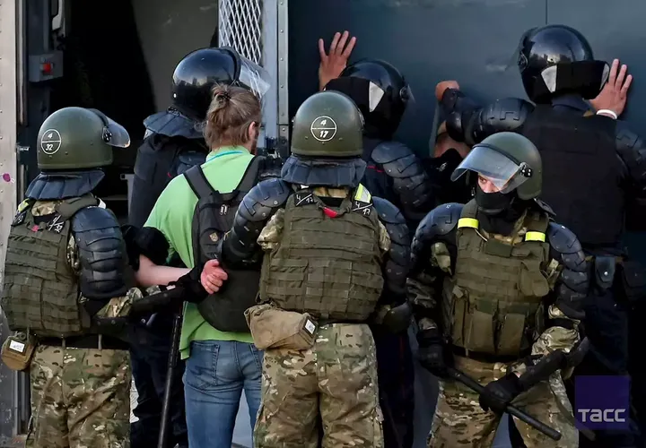 Силовики жестко пресекают акции протеста в спальных районах Минска