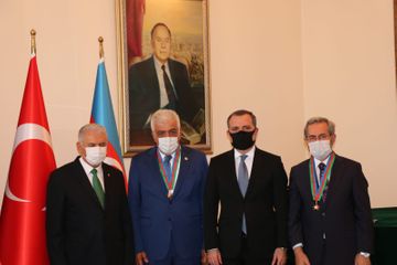 Ceyhun Bayramov bir qrup türkiyəli siyasətçiyə Azərbaycanın orden və medalını təqdim edib