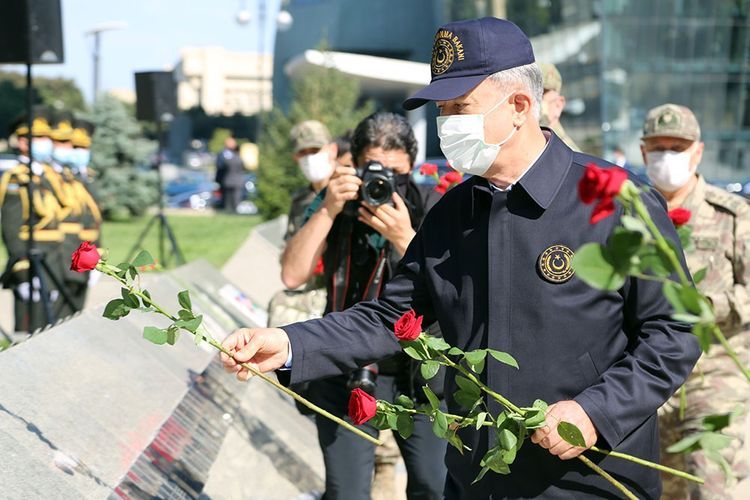 Главы министерств обороны Азербайджана и Турции посетили Аллею почетного захоронения и Аллею шехидов - ВИДЕО
