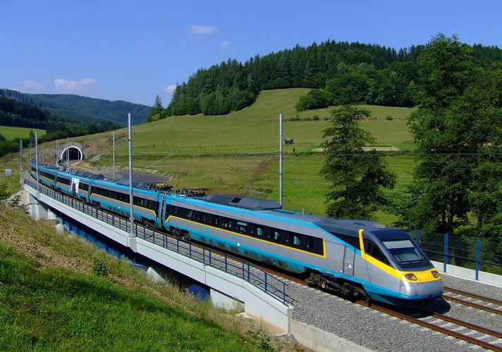Два вагона поезда сошли с рельсов в Чехии