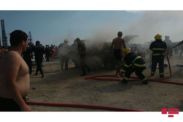 На пляже в Баку сгорел автомобиль – ФОТО