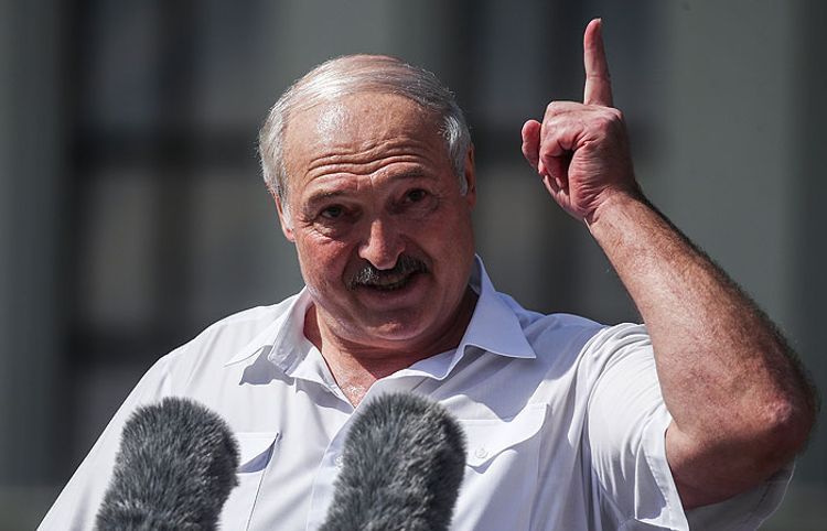 Лукашенко заявил, что после принятия новой конституции готов передать свои полномочия