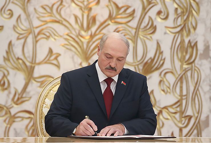 Лукашенко наградил большую группу силовиков ведомств