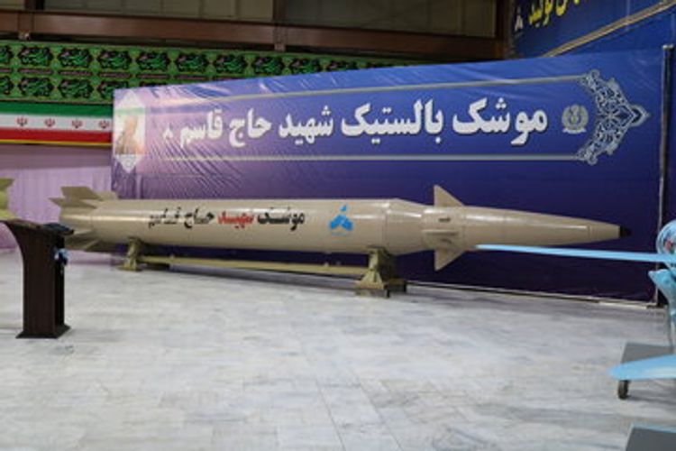 İran Qasim Süleymaninin adını verdiyi yeni ballistik raketin təqdimatını edib