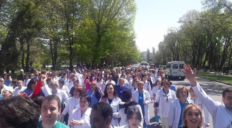 В Армении протестуют не получающие 7 месяцев зарплату медработники 