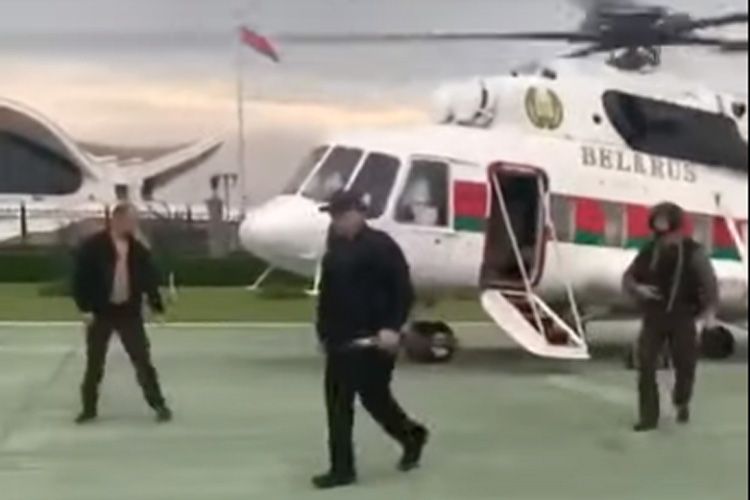Lukashenko flies to his Minsk residence in bulletproof vest with submachine gun in hands - VIDEO