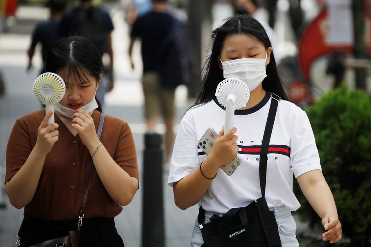 Seoul mandates face masks as South Korea battles spike in coronavirus