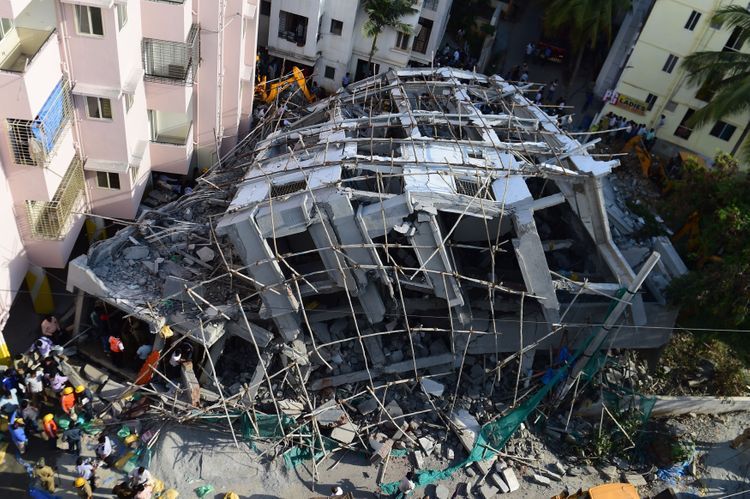 В Индии под завалами рухнувшего здания могут находиться до 200 человек