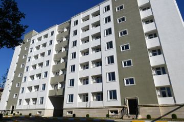 Президент Ильхам Алиев и Мехрибан Алиева приняли участие в открытии общежития в поселке Бузовна