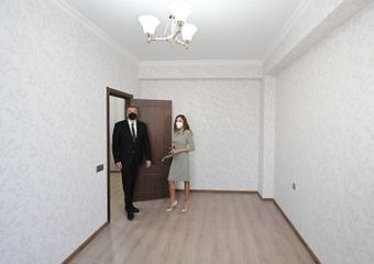 Президент Ильхам Алиев и Мехрибан Алиева приняли участие в открытии общежития в поселке Бузовна