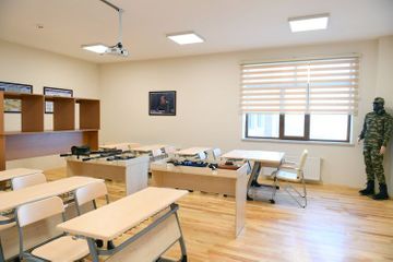 Президент Ильхам Алиев и первая леди Мехрибан Алиева приняли участие в открытии здания новой школы в Баку